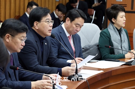 ▲송언석 원내대표(왼쪽에서 두 번째)가 1월 27일 국회에서 열린 원내대책회의에서 “대미 통상 상황을 파악하기 위해 지금 당장이라도 국회에서 긴급 현안 질의를 열자”라고 제안하고 있다. Ⓒ영등포시대 