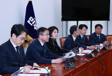 ▲한병도 원내대표(왼쪽에서 두 번째)가 국민의힘을 향해 “소모적인 논쟁을 멈추고 대미투자 특별법 처리에 협조해 줄 것”을 촉구하고 있다. Ⓒ영등포시대