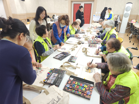 구립 엘림데이케어센터 연계를 통한 어르신 대상 커스텀 체험 프로그램 진행
