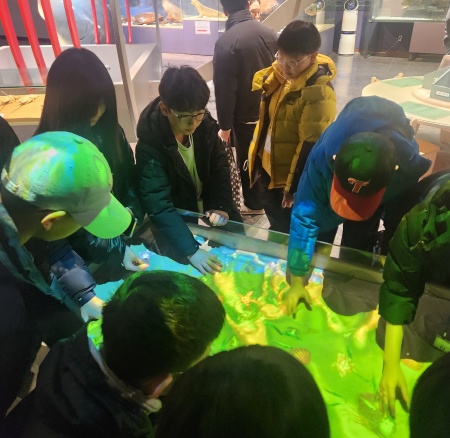 목재문화 자연사 체험관을 방문한 어린이 문화체험단