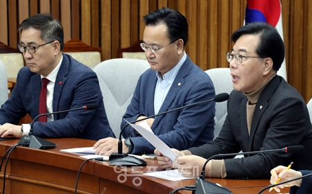 ▲송언석 원내대표(오른쪽)가 2월 6일 국회에서 열린 원내대책회의 모두 발언에서 강선우, 김경 의원의 수사 속도와 구속영장 내용에 대해 강하게 비판하고 있다. Ⓒ영등포시대