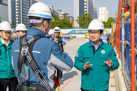 설 연휴 대비 현장 안전 점검을 실시하고 있는 최호권 영등포구청장(@영등포구)