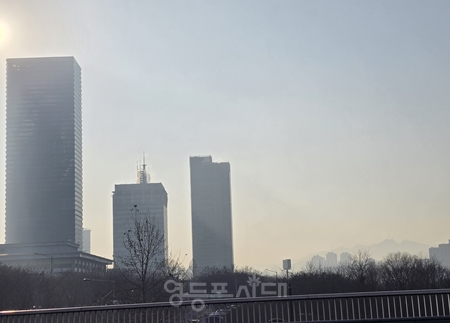 ▲뿌연 미세먼지에 휩싸인 여의도 kbs홀(왼쪽) Ⓒ영등포시대