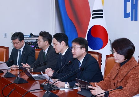 ▲한병도 민주당 원내대표(오른쪽에서 두 번째)가 12일 “민주당은 오늘 본회의에서 국민의 삶을 지키는 민생법안들을 처리한다”라고 밝히고 있다. Ⓒ영등포시대