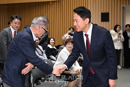 ▲오세훈 서울시장이 26일 서울시청에서 열린 8만 5천호 신속착공 발표회에서 조합장과 악수하고 있다./이미지=서울시 제공