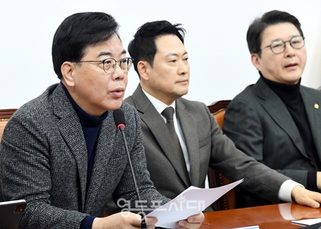 ▲송언석 원내대표(왼쪽)가 3월 2일 국회에서 열린 최고위원회의 모두 발언에서 이재명 대통령에게 일명 사법 파괴 3대 악법에 대한 재의요구권 행사를 요구하고 있다. Ⓒ영등포시대 