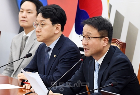 ▲한병도 민주당 원내대표(오른쪽)가 3월 3일 국회에서 열린 원내대책회의 모두 발언에서 “5박 6일간 시급한 민생·개혁법안 8건을 처리했다”라고 밝히고 있다. Ⓒ영등포시대