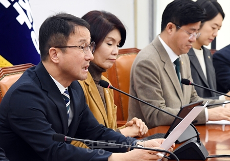 ▲한병도 민주당 원내대표(왼쪽)가 3월 5일 국회에서 열린 정책조정회의 모두 발언에서 “정치검찰의 사건 조작은 강도 살인보다 더 나쁜 국가적 범죄다”라고 강하게 비판하고 있다. Ⓒ영등포시대 