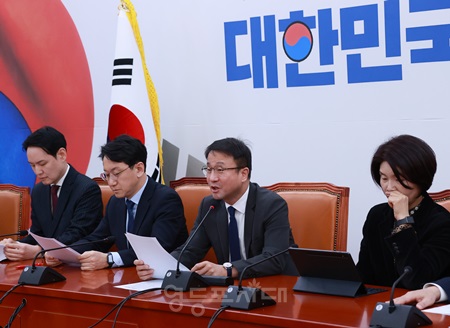 ▲한병도 원내대표(오른쪽에서 두 번째)가 10일 원내대책회 모두 발언에서 9일 국민의힘이 불법 계엄에 대해 밝힌 사과 내용에 대해 “이번에도 반쪽짜리였다”라고 일갈하고 있다. Ⓒ영등포시대