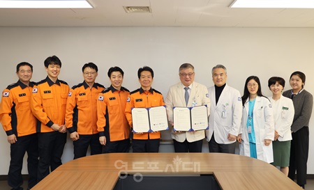 ▲영등포소방서와 여의도성모병원이 10일 중증 응급환자 1차 진료권 보장 MOU를 체결한 후 관계자들이 기념사진을 찍고 있다/이미지=영등포소방서 제공 
