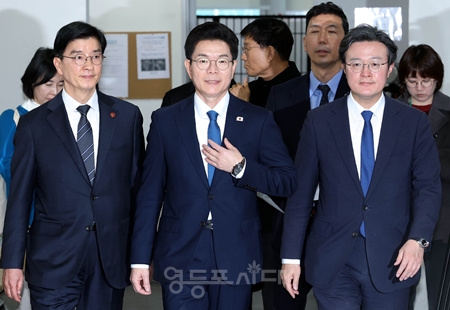 ▲정원오 서울시장 예비후보(가운데)가 이해식 선거대책위원장(왼쪽)과 채현일 선거대책 총괄본부장이 기자회견을 위해 국회 소통관을 향하고 있다.ⓒ영등포시대