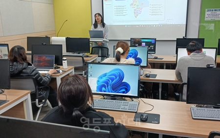 ▲이번 주 여의도복지관에서 열린 '나도 AI 숏폼 크리에이터' 강좌에서 수강생들이 캡 컷(Cap Cut)을 활용해 영상을 제작하고 있다.ⓒ여의도복지