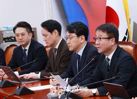 ▲한병도 원내대표(오른쪽)가 12일 국회에서 열린 정책조정회의 모두 발언에서 “오늘 본회의에서 대미 투자 특별법을 포함한 민생 법안을 처리한다”고 밝히고 있다. Ⓒ영등포시대