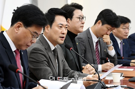 ▲장동혁 대표(오른쪽)가 12일 국회에서 열린 최고위원회의 모두 발언에서 “이재명 대통령 공소취소 거래설이 사실이라면 특검을 해야 한다”로 밝히고 있다.Ⓒ영등포시대