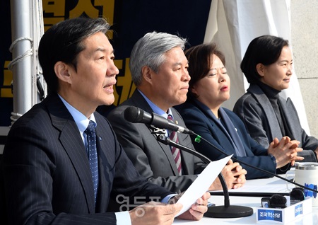 ▲조국 혁신당 대표(왼쪽)가 12일 본청 앞 농성장에서 열린 첫 번째 최고위원회의에서 모두발언을 하고 있다. Ⓒ영등포시대 