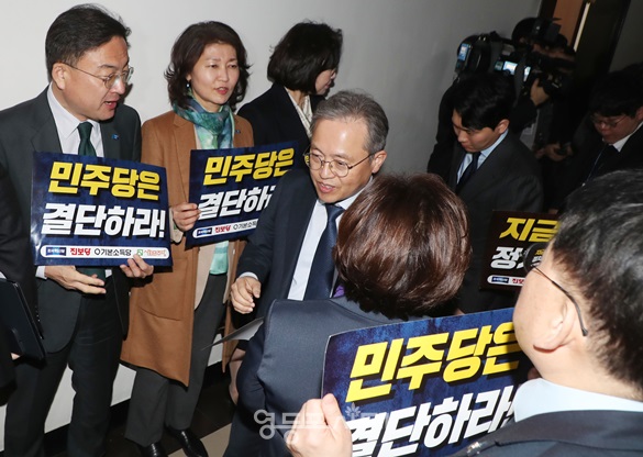 ▲송기헌 정지 개혁특위 위원장이 회의실을 향하고 있다. Ⓒ영등포시대