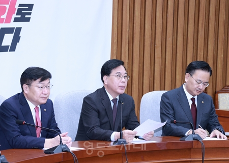 ▲송언석 원내대표(가운데)가 24일 국회에서 열린 원내대책회의 모두 발언에서 정청래 민주당 대표의 ‘상임위원장을 100% 민주당’ 발언에 대해 강하게 비판하고 있다. Ⓒ영등포시대