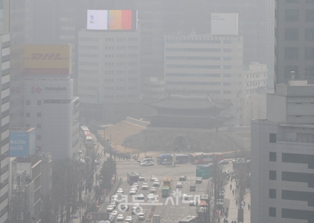 ▲27일 오후, 뿌연 미세먼지 사이로 숭례문이 보인다 Ⓒ영등포시대