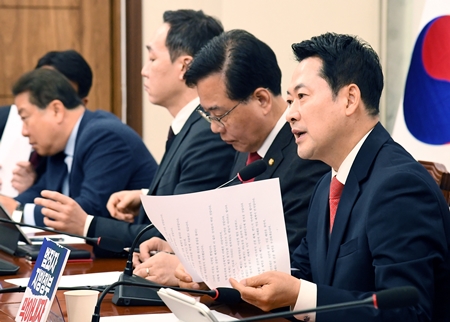 ▲장동혁 대표(오른쪽)가 3월 30일 국회에서 열린 최고위원회의 모두 발언에서 “지방선거가 끝나면 담뱃세, 주류세 등을 올릴 것”이라고 주장하고 있다. Ⓒ영등포시대 