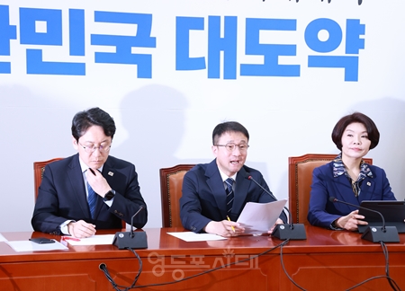 ▲한병도 민주당 원내대표(가운데)가 3월 31일 국회에서 열린 원내대책회의 모두 발언에서 “오늘 본회의에서 시급한 민생 경제 법안을 반드시 처리하겠다”라고 강조하고 있다.Ⓒ영등포시대