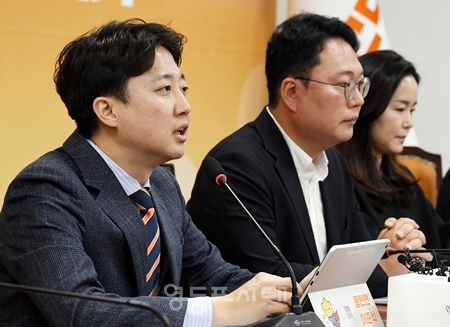 ▲ 이준석 개혁신당 대표(왼쪽)가 4월 2일 국회에서 열린 최고위원회의 모두 발언에서 정원호 민주당 서울시장 예비후보의 ‘칸쿤 출장’ 관련 의혹에 대한 해명을 강하게 비판하고 있다.Ⓒ영등포시대