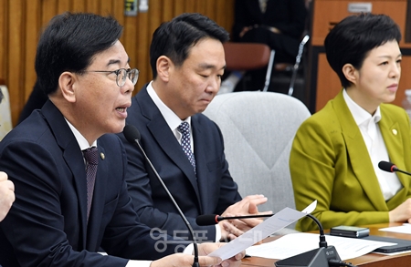 ▲송언석 국민의힘 원내대표(왼쪽)가 3일 국회에서 열린 원내대책회의에서 이번 추경안에 대해 “한마디로 진단은 고유가인데 처방은 현금 살포인 오진 추경 가짜 추경이다”라고 강하게 비판하고 있다. Ⓒ영등포시대