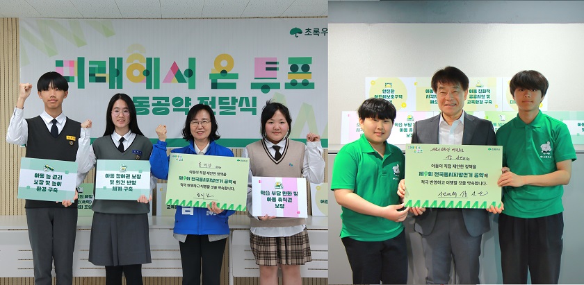 ▲홍제남(왼쪽), 강신만 교육감 예비후보에게 제안서를 전달하고 있다./이미지=영등포종합사회복지관