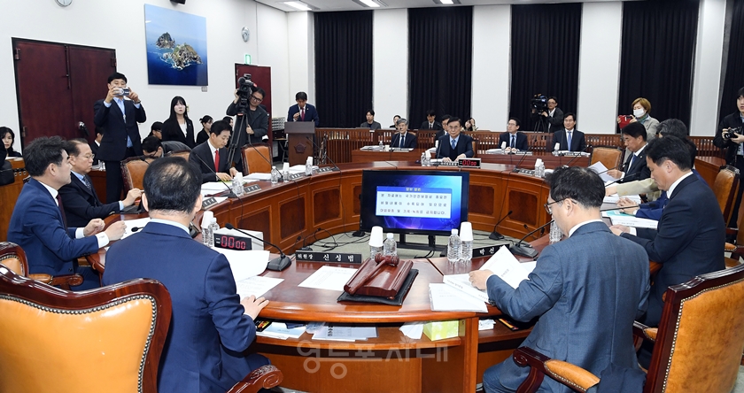 ▲국회 정보위원회가 전체회의를 개최하고 있다Ⓒ공동취재