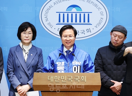 ▲이승훈 영등포구청장 예비후보가 4월 8일 국회 소통관에서 기자회견을 열고 소상공인과 자영업자를 위한 10대 공약을 발표하고 있다.Ⓒ영등포시대