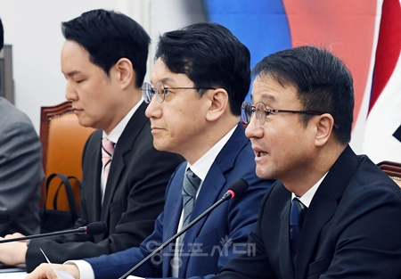 ▲한병도 원내대표(오른쪽)가 9일 국회에서 열린 정책조정회의 모두 발언에서 “조작 기소의 진상을 반드시 밝혀내도록 하겠다”라고 강조하고 있다. Ⓒ영등포시대