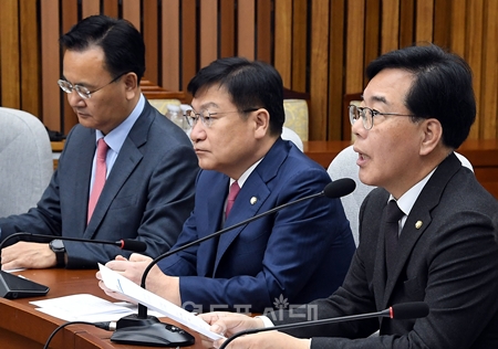 ▲송언석 원내대표(오른쪽)가 일명 ‘전쟁 추경’에 대해 감액과 증액 부분에 대해 조목조목 밝히고 있다.Ⓒ영등포시대 