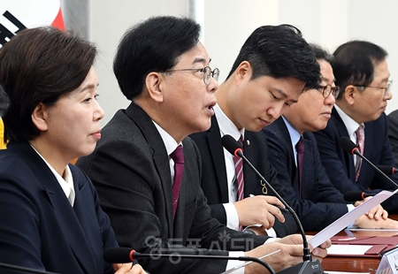 ▲송언석 원내대표(왼쪽에서 두번째)가 13일 국회에서 열린 최고위원회의 모두 발언에서 이재명 대통령의 SNS 정치와 부동산 정책에 대해 강하게 비판하고 있다. Ⓒ영등포시대