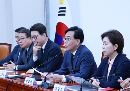 ▲송언석 원내대표가 16일 국회에서 열린 최고위원회의 모두 발언에서 “경찰의 ‘정원오 일병 구하기 수사’ 의혹을 제기하고 있다. Ⓒ영등포시대