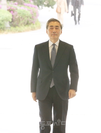 ▲신현송 한국은행 총재가 4월 21일 첫 출근을 하고 있다.Ⓒ영등포시대