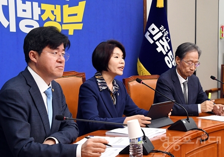 ▲한정애 정책위의장(가운데)이 6.3지방선거 공약을 발표하고 있다.ⓒ영등포시대