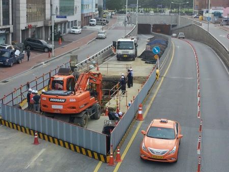 땅꺼짐이 발생한 지역을 살피는 관계자들(@서울시 누리집)