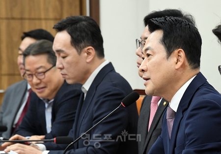 ▲장동혁 대표(오른쪽)가 23일 국회에서 열린 최고위원회의 모두 발언에서 이재명 정부의 부동산 정책에 대해 “이미 부동산 시장은 난장판이다”라고 주장하며 강하게 비판하고 있다.Ⓒ영등포시대