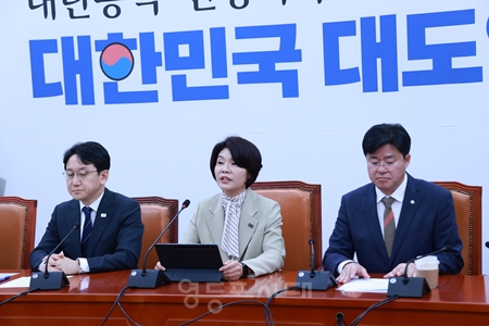 ▲한정애 정책위의장(가운데)이 4월 23일 정책조정회의 모두 발언에서 “기초·차상위·한부모 가정을 대상으로 27일부터 먼저 고유가 피해 지원금이 지급된다”라고 밝히고 있다. Ⓒ영등포시대