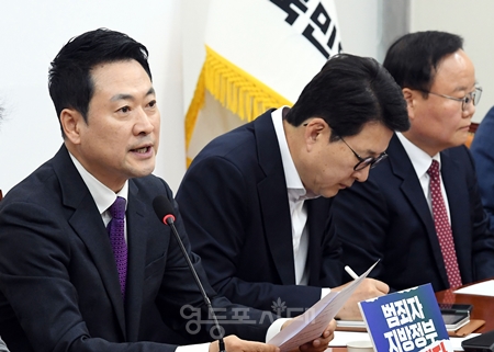 ▲장동혁 대표(왼쪽)가 4월 27일 국회에서 열린 최고위원회의 모두 발언에서 김용 전 민주연구원 부원장의 6.3재보궐선거 출마에 부정적인 의견을 밝히고 있다. Ⓒ영등포시대