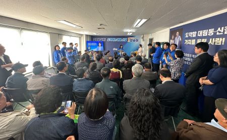 선거사무소 개소식에서 참석자들에게 공약을 제시한 양송이 서울시의원 후보(@양송이 후보 캠프)