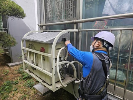 에어컨 실외기 차양막을 설치하고 있는 모습(@영등포구)