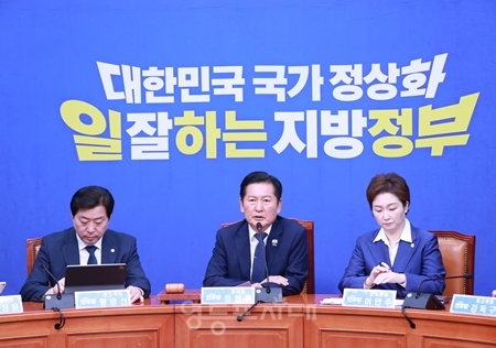 ▲정청래 대표(가운데)가 5월 6일 국회에서 열린 최고위원회의 모두 발언에서 코스피가 상승하는 배경으로 안정적인 외교, 국방, 안보 분야를 들고 있다. Ⓒ영등포시대