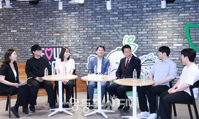 ▲오세훈 국민의힘 서울시장 후보(오른쪽에서 세 번째)가 5월 18일 안철수 국회의원과 함께 영등포구 문래동에 있는‘서울 청년취업사관학교’를 방문해 교육팀장과 수료생(동문)들을 만나 간담회 하고 있다.ⓒ영등포시대 