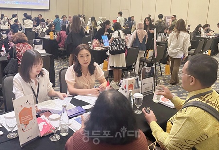 ▲지난해 인도네시아 의료관광 설명회에 참여해 해외 바이어와 상담하는 모습/이미지=영등포구