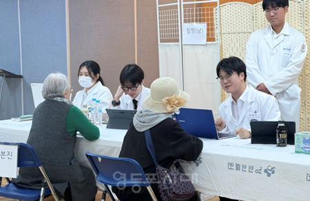 ▲경희대학교 의료봉사단이 진료하고 있다./이미지=신길종합사회복지관