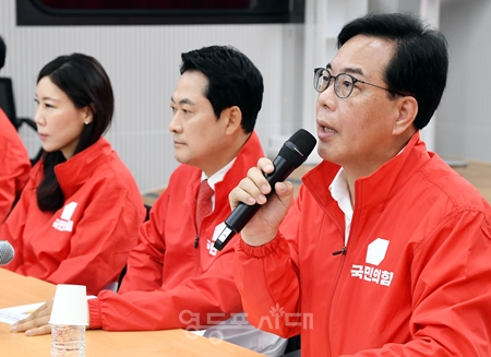 ▲송언석 국민의힘 공동선거대책위원장(오른쪽)이 5월 25일 여의도 당사에서 열린 중앙선거대책위원회 모두 발언에서 이재명 대통령의 SNS 정치에 대해 강하게 비판하고 있다.ⓒ