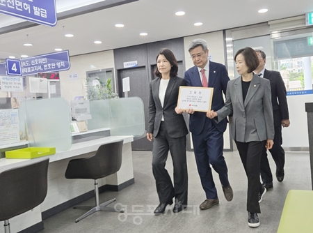 ▲이진숙 후보(왼쪽)가 김장겸, 최수진 의원이 고발장을 들고 영등포경찰서에 들어서고 있다.ⓒ영등포시대