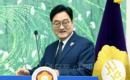 ▲우원식 국회의장이 5월 28일 국회에서 퇴임 기자회견을 열고 ‘국민의 삶으로 입증되는 민주주의’를 실현하기 위해 최선을 다해 노력하겠다.”라고 밝히고 있다. ⓒ영등포시대