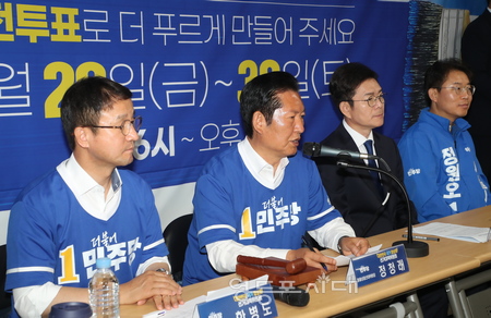 ▲정청래 민주당 총괄상임선대위원장(왼쪽에서 두 번째)이 29일 서울 현장 중앙선거대책위원회에서 사전 투표를 독려하고 있다. ⓒ영등포시대