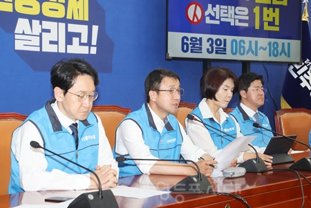 ▲한병도 원내대표(오른쪽에서 두 번째)가 이번 지방선거의 중요성을 강조하고 “투표로 이재명 정부의 성공을 완성해 달라”라고 호소하고 있다.ⓒ영등포시대